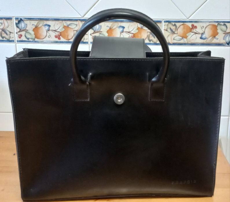 Mala senhora em pele