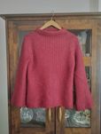 Damski sweter bordo.