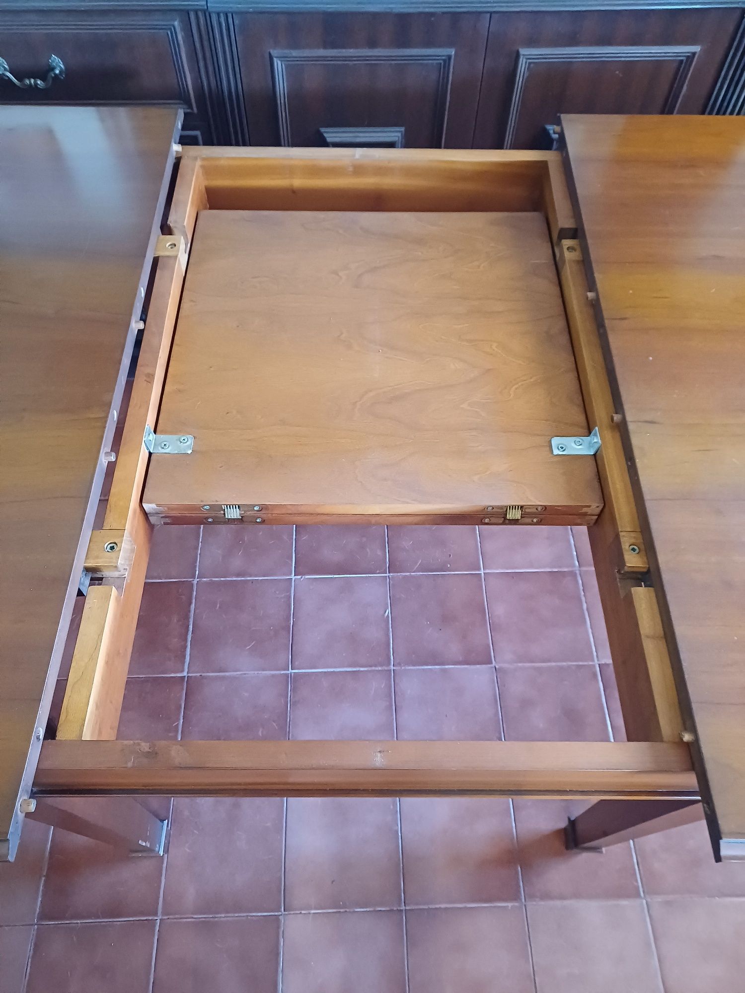 Conjunto mesa e cadeiras em cerejeira