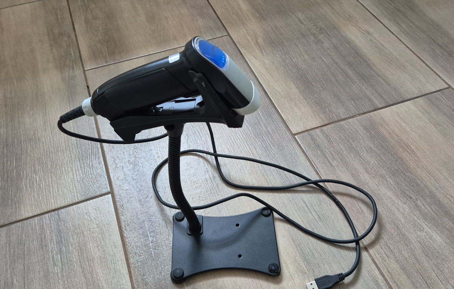 Skaner czytnik kodów kreskowych OPTICON OPR 3201 ze stojakiem.