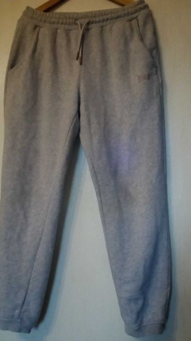 Продаю чоловічі спортивні штани від відомого бренду у гарному стані.