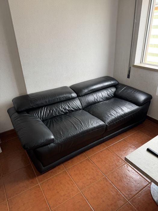 Sofá preto tamanho medio