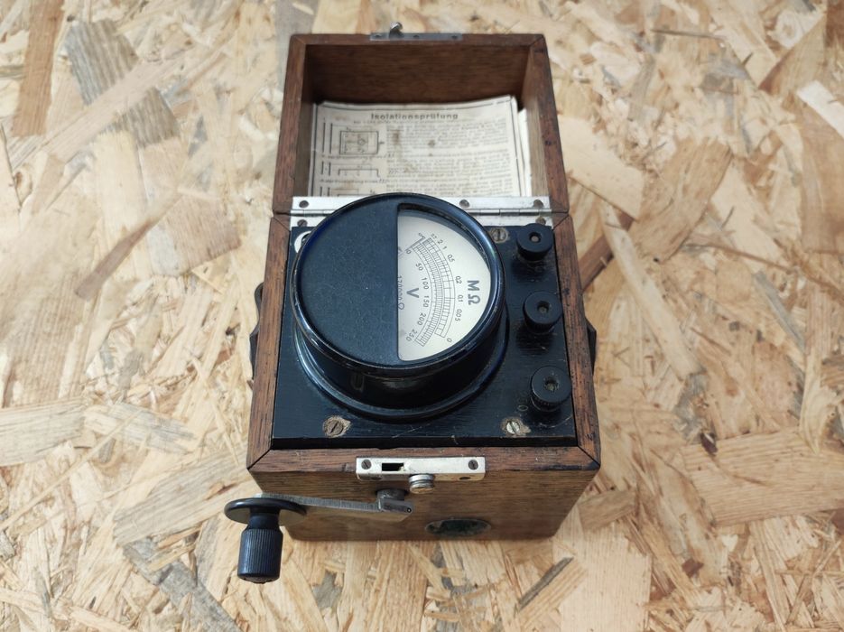 Niemiecki woltomierz przenośny miernik napięcia z II Wojny Światowej