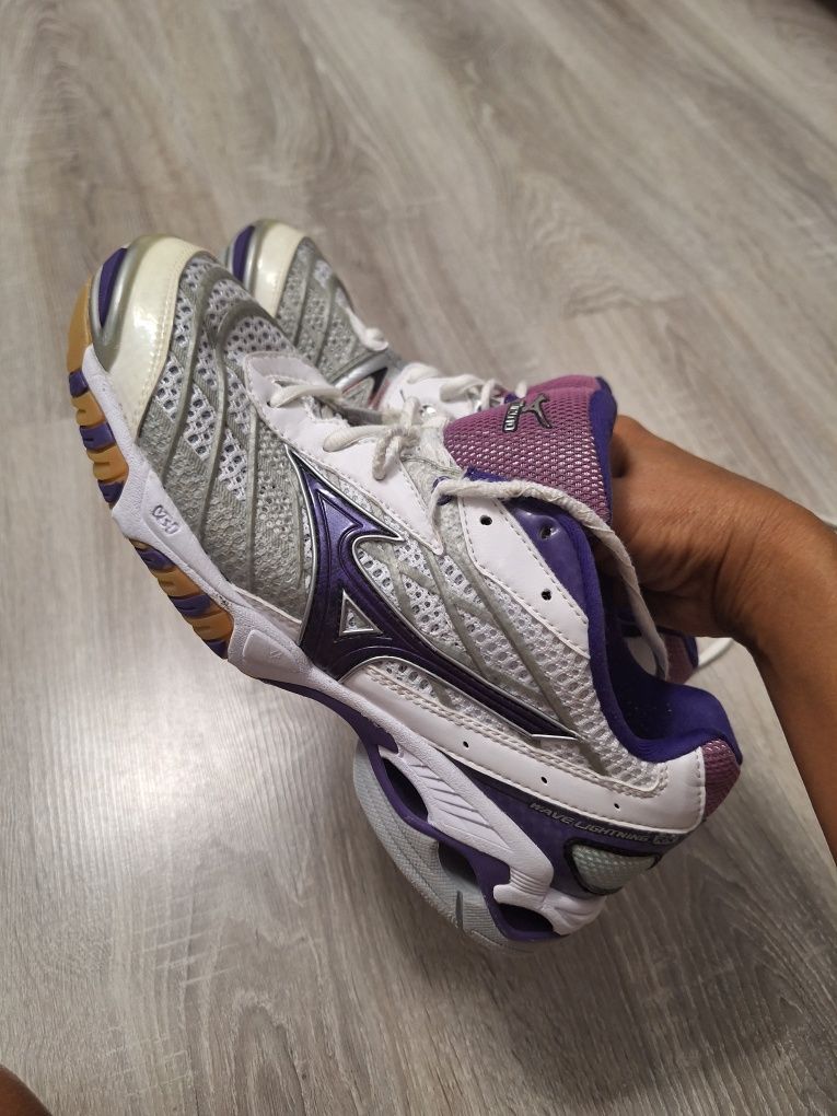 Buty sportowe halowe damskie Mizuno r.40