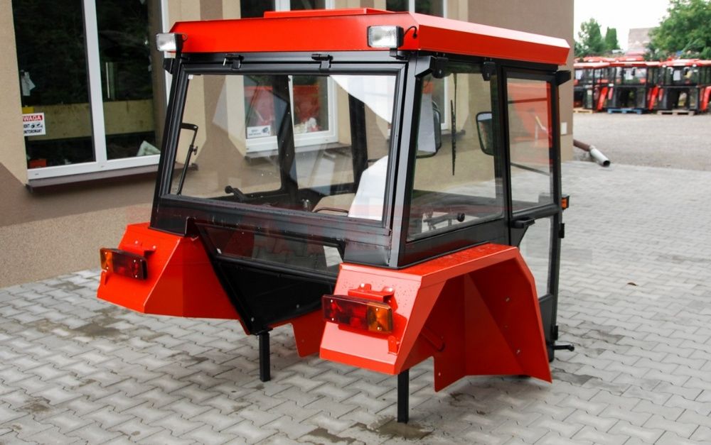 Kabina Ursus C-330 DE LUX metalowe błotniki kanciaste D-LUX