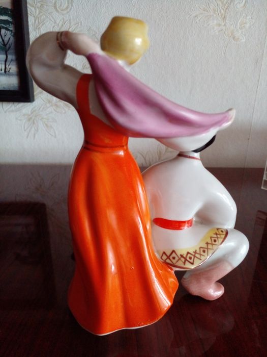 Современная деревянная фигурка