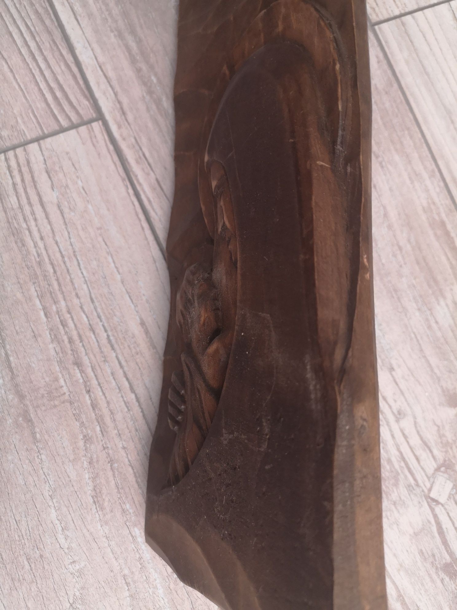 Płaskorzeźba drewniana wym. 36x12x2 cm.