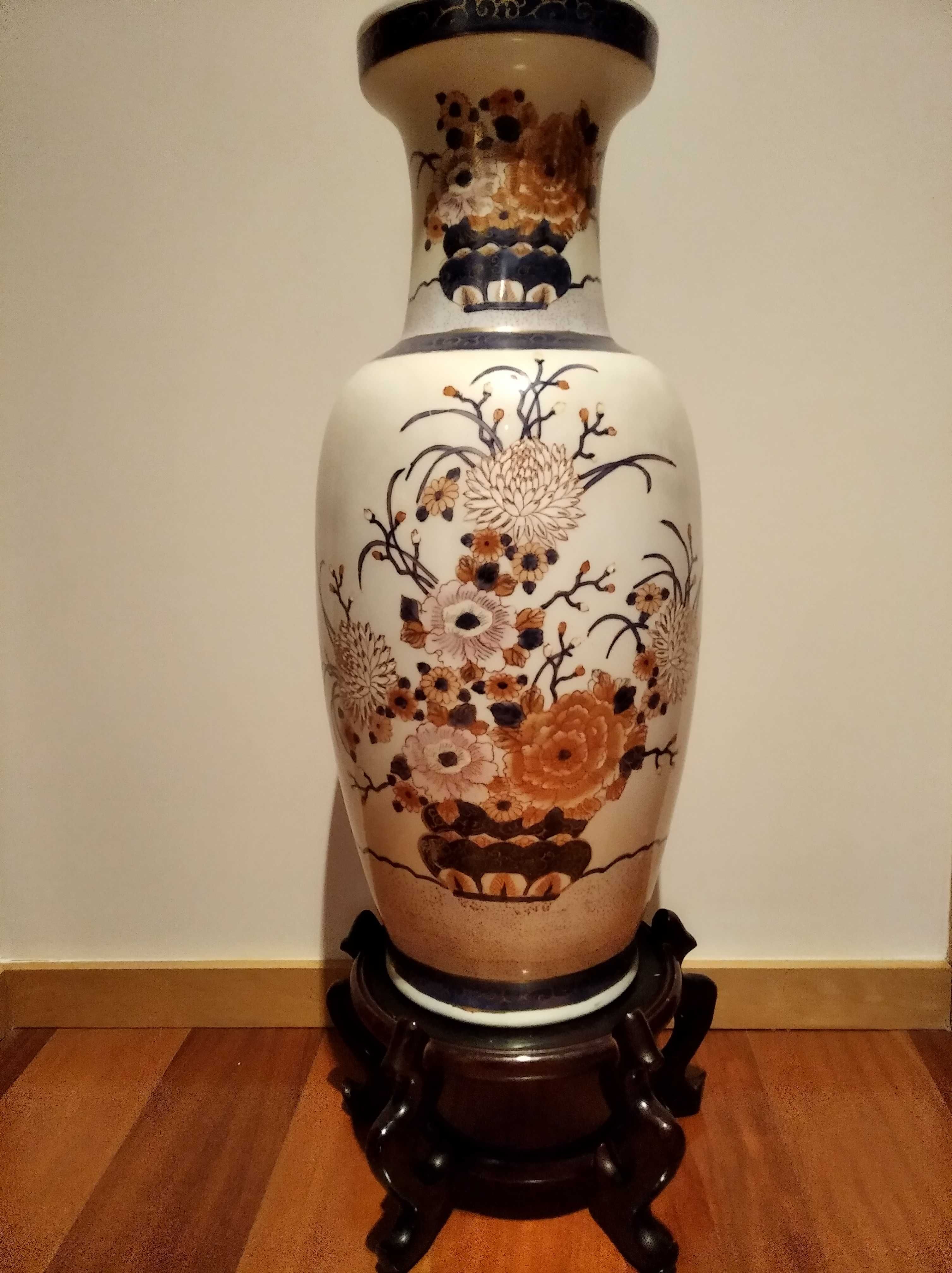 Jarrão de porcelana oriental com base em madeira