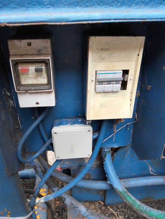 Máquina de cortar e rachar