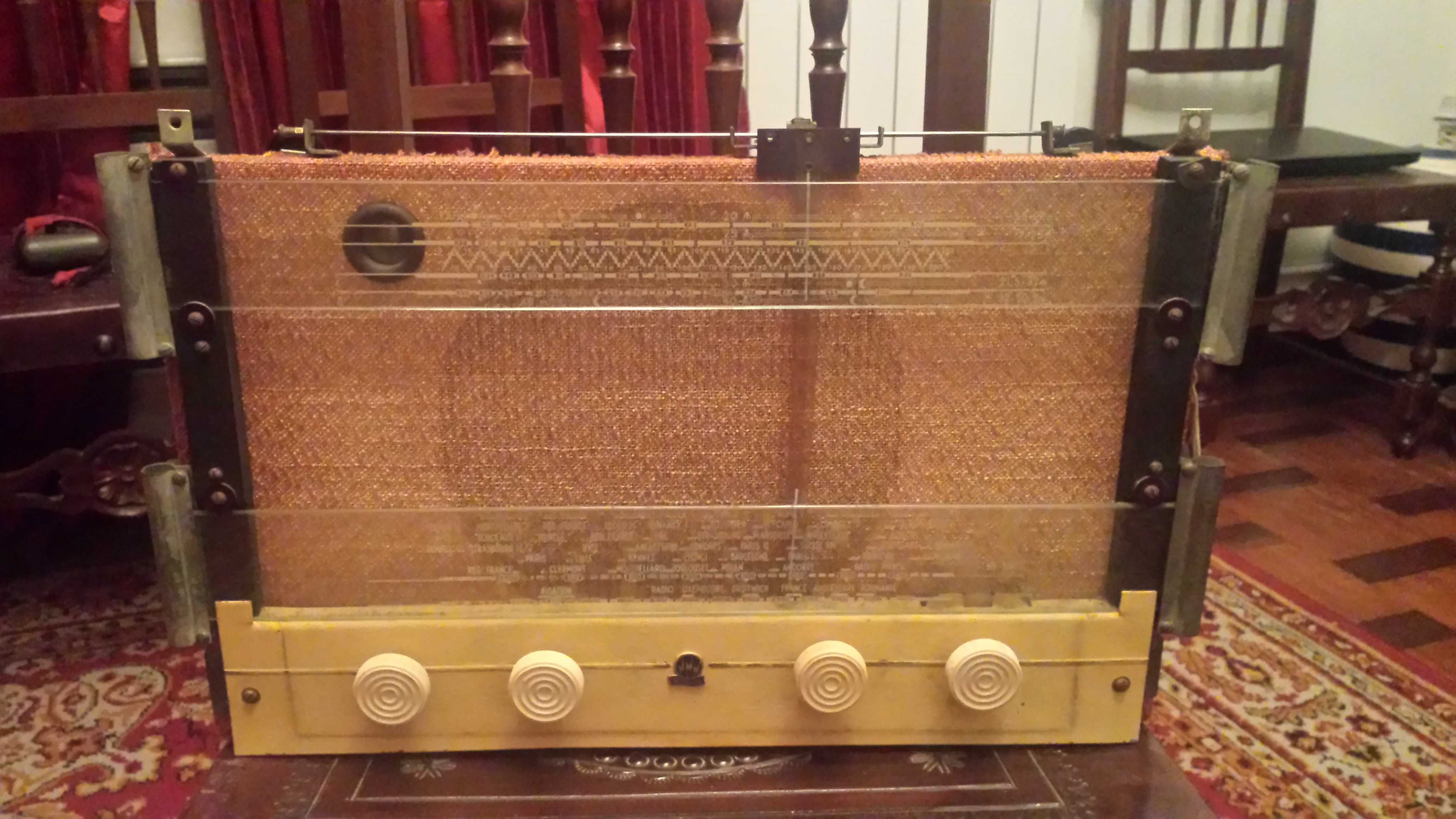 Rádio a Válvulas Radiola RA841A