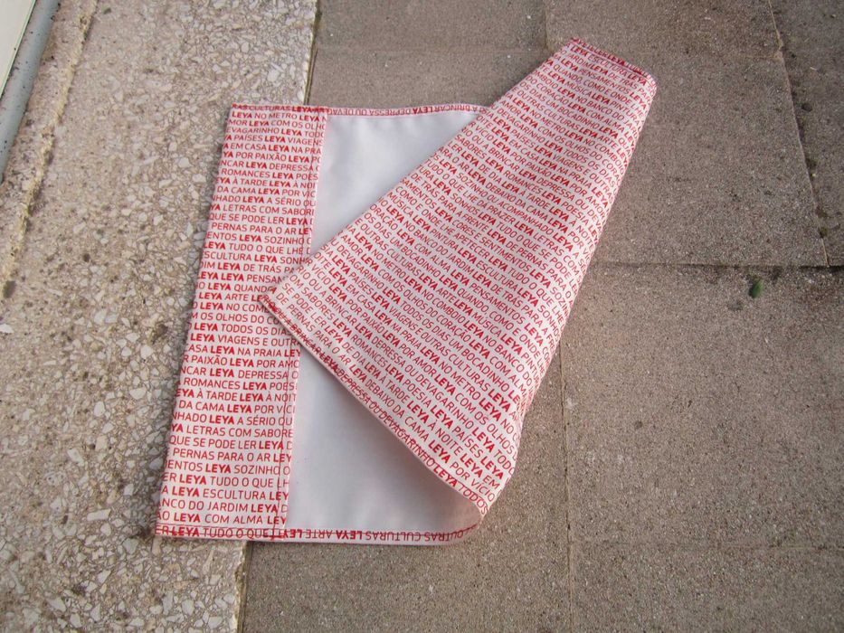Capa protetora para Livro impermeável Leya Vermelha e Branca 25.5x33.5
