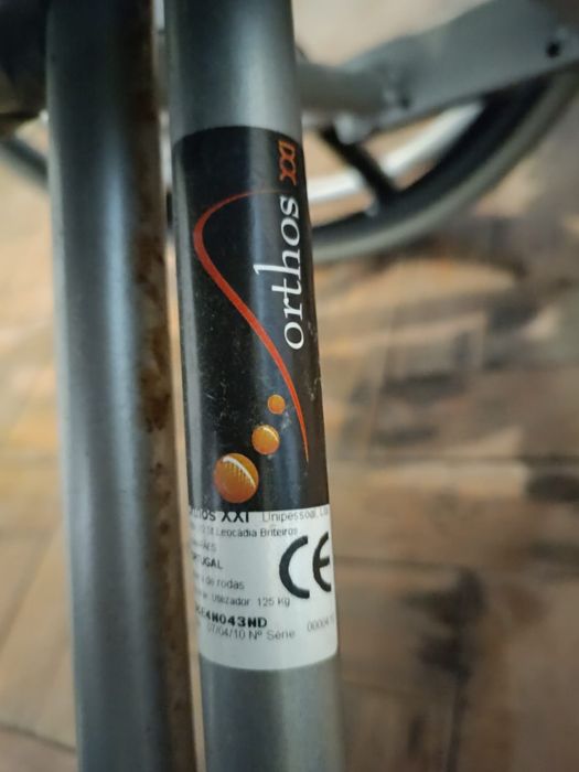 Cama articulada hospitalar com colchão, cadeira de rodas e muletas