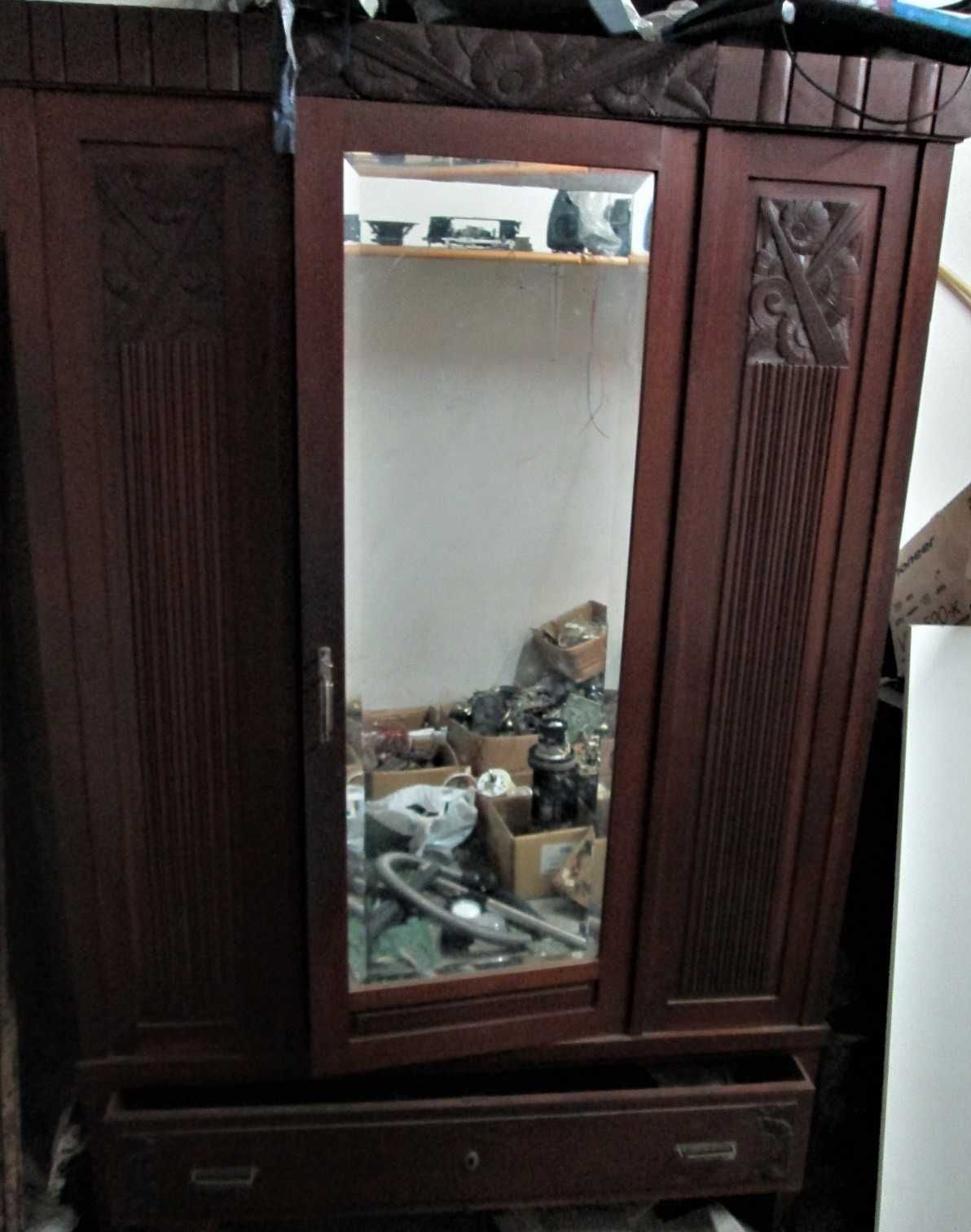 movel- guarda roupa antigo