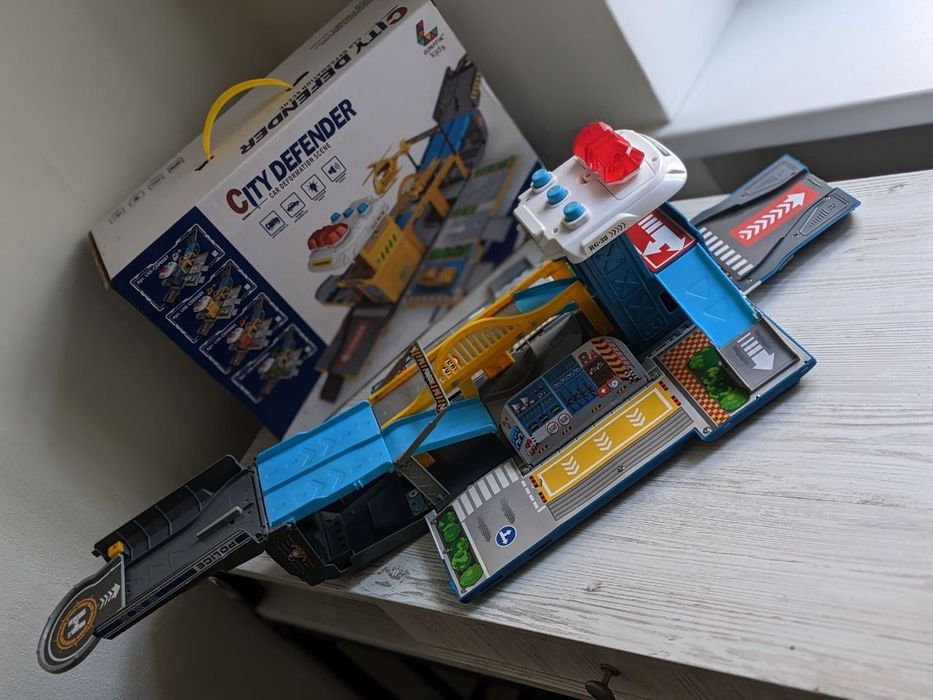 Паркінг Ігровий набір Lunatik Вантажівка гараж трансформер Поліція