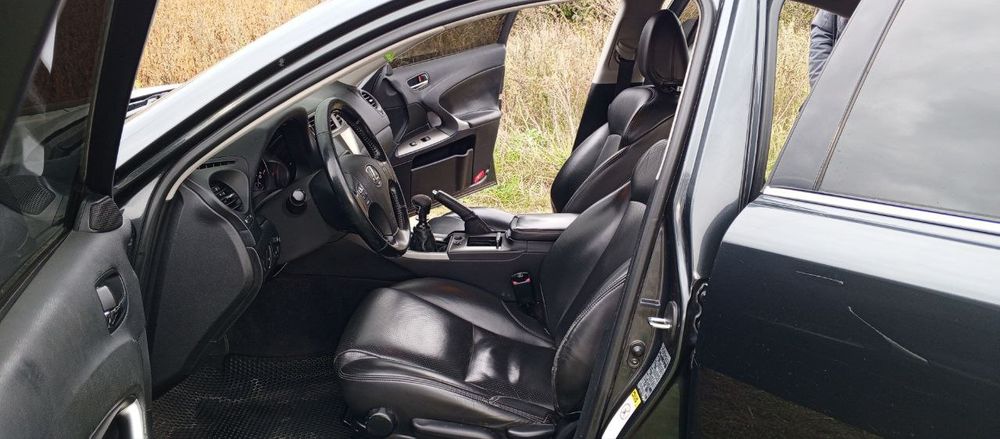 Продам Lexus is 220