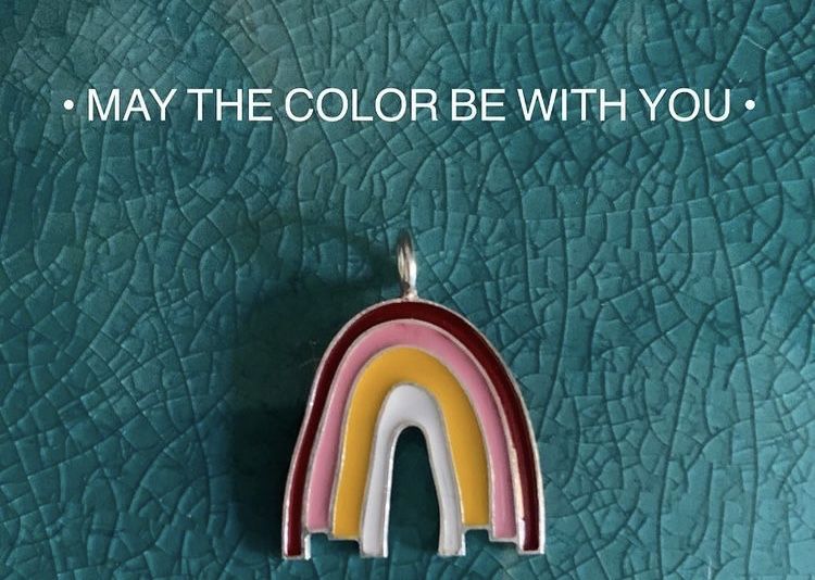 Pendente arco-íris da marca FOLHADELA