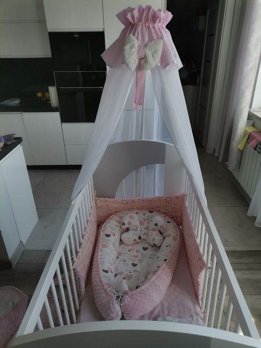 Łóżeczko z baldachimem i ochraniaczem