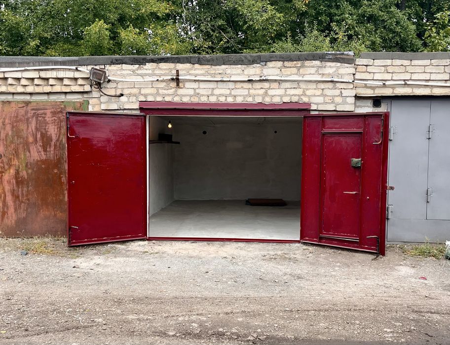 Гараж (доглянутий, зі свіжим ремонтом).