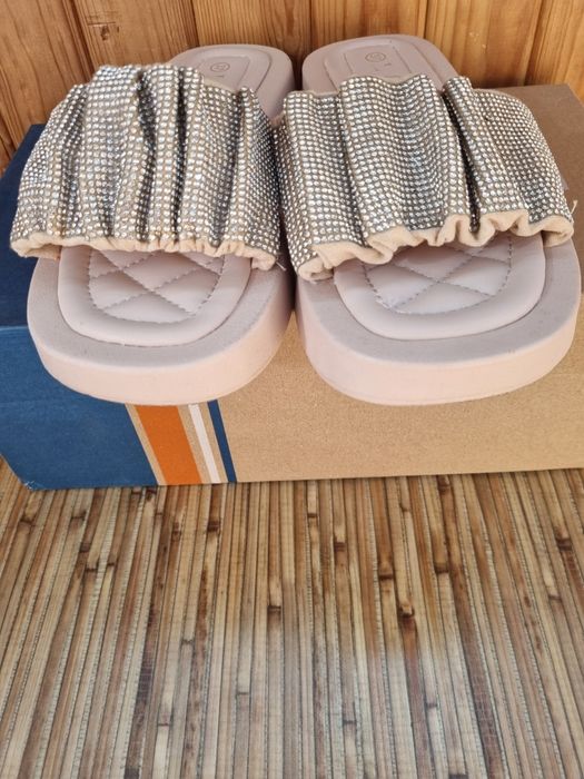 Женские шлопанцы