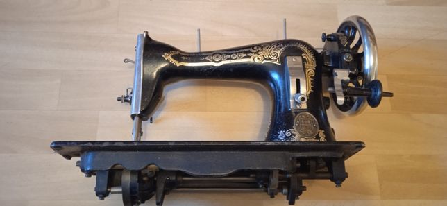 Антикварная швейная машина.