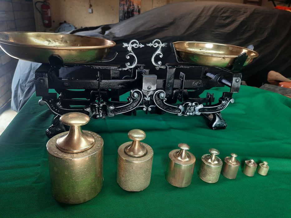 Balança de pratos restaurada com pesos