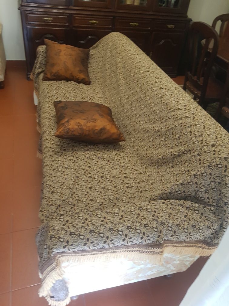 Frigorifico, cama, mesas cabeceira.sofas