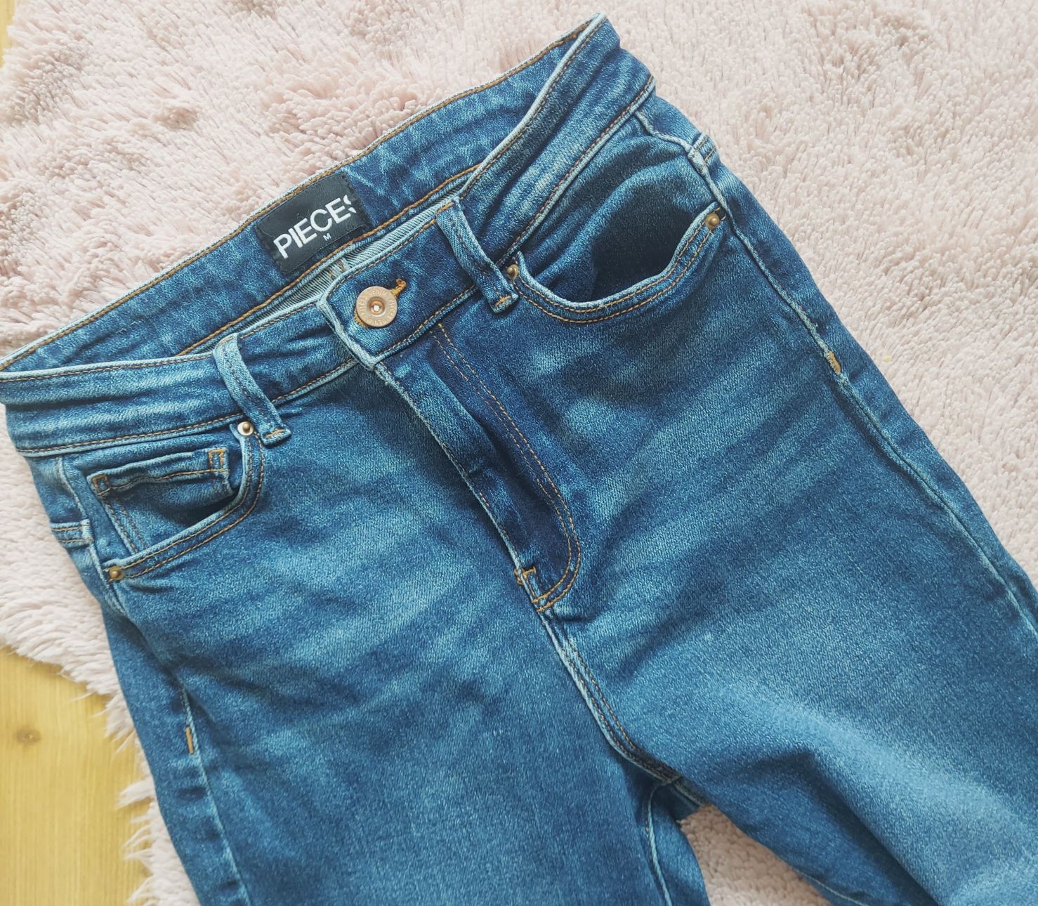 Pieces Petit - jeansy z rozcięciami po bokach