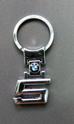 Брелок для ключей с логотипом автомобиля BMW.