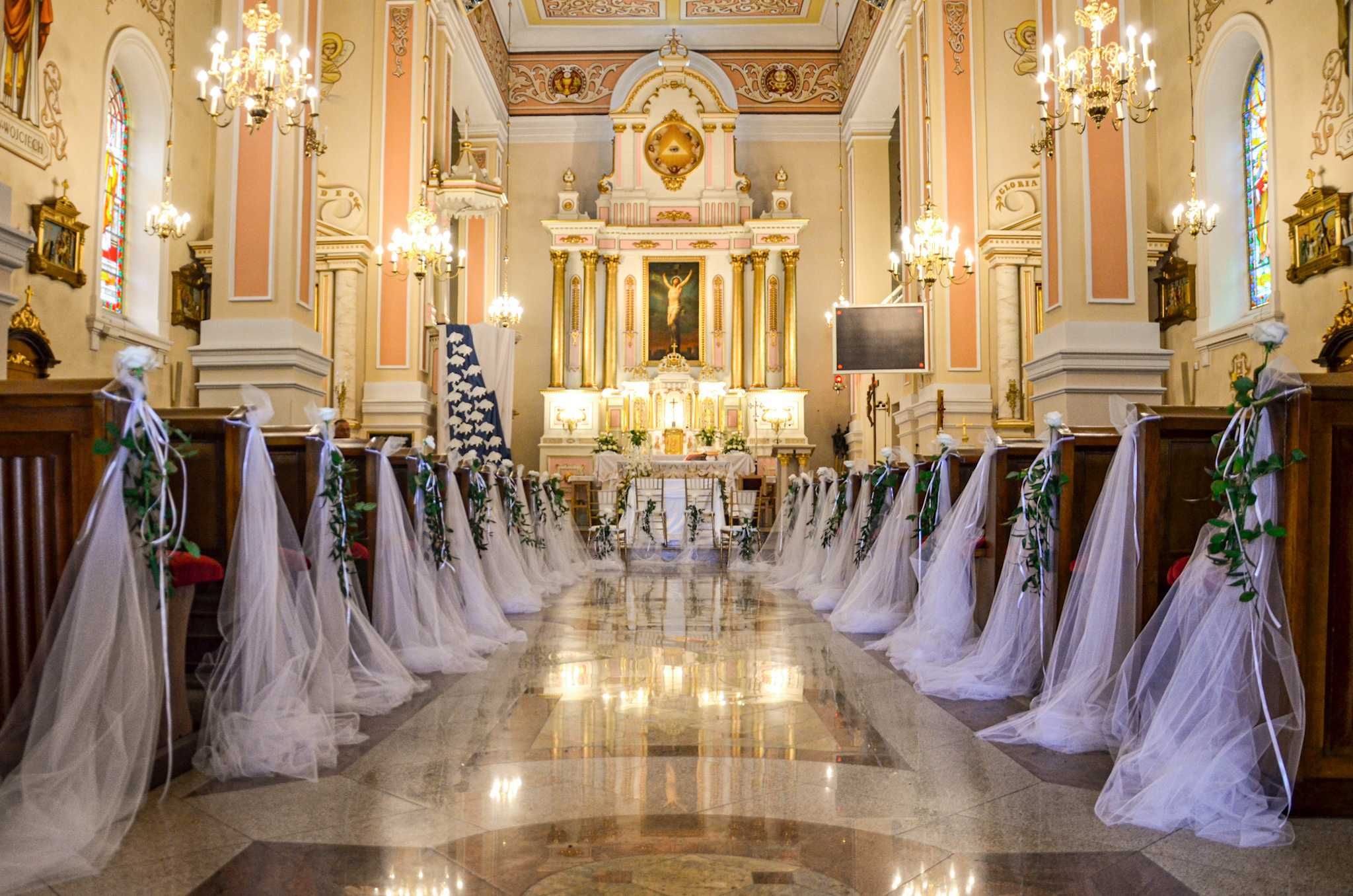 Dekoracje kościoła sali weselnej ślub biały dywan klęcznik napis LOVE
