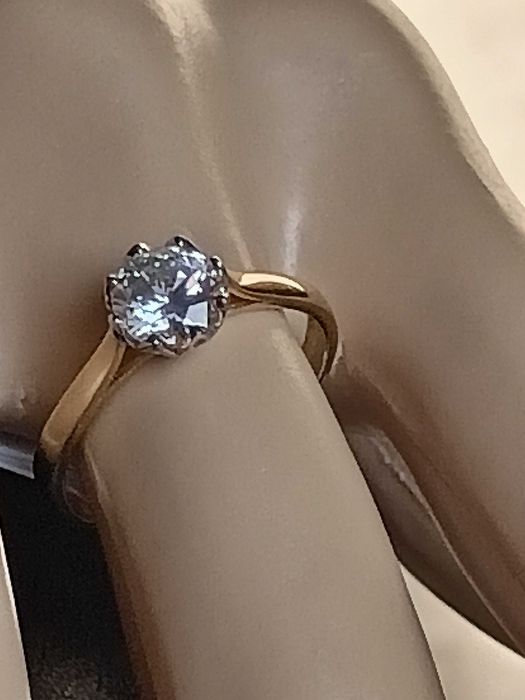 Złoty pierścionek 585 z brylantem 1,02 ct  (certyfikat)