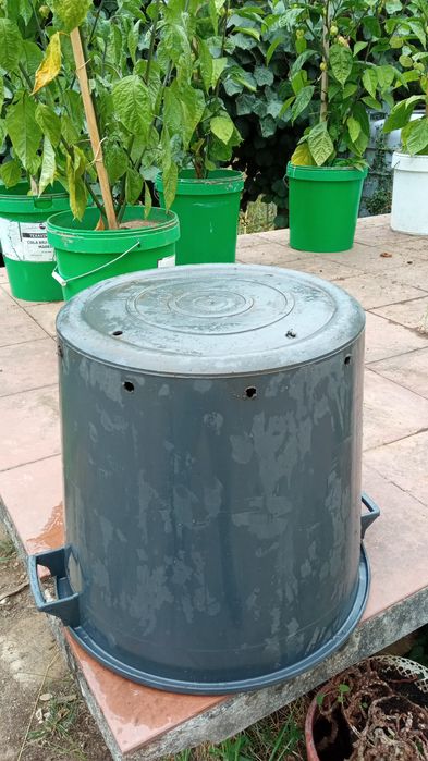 Vendo 50 celhas/ poceiro/cestas, de plástico de 50 litros de volume