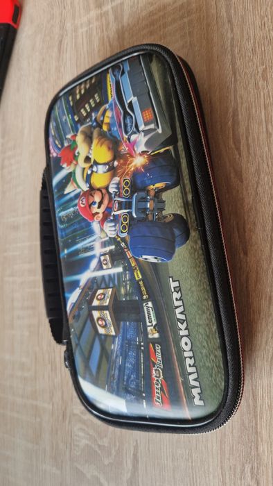 Consola Nintendo Switch e vários acessórios