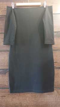 Czarna sukienka z odkrytymi ramionami