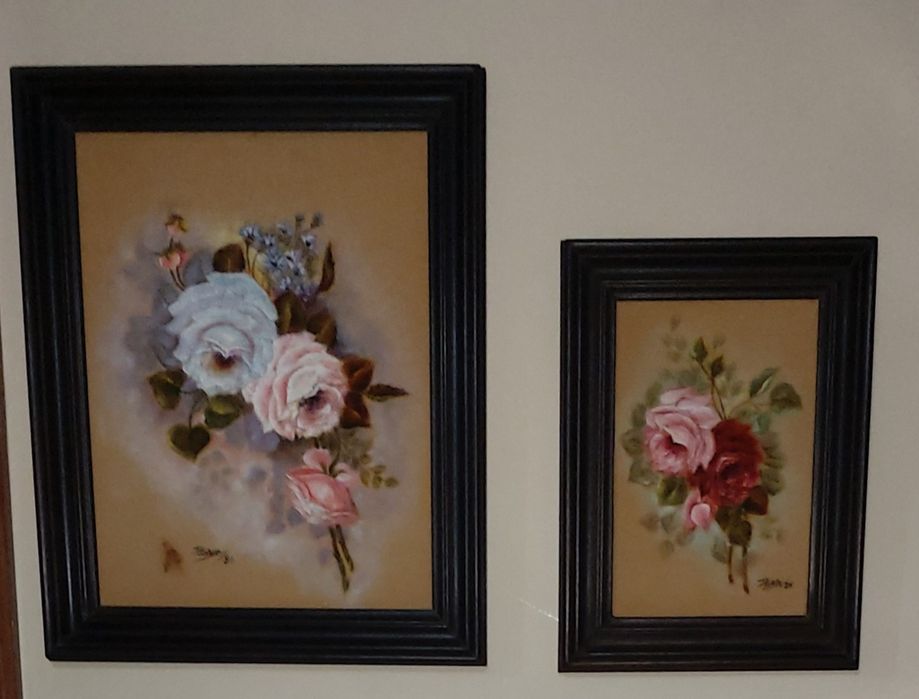 Lindos com pintura sobre veludo. Assinados. Molduras em madeira.