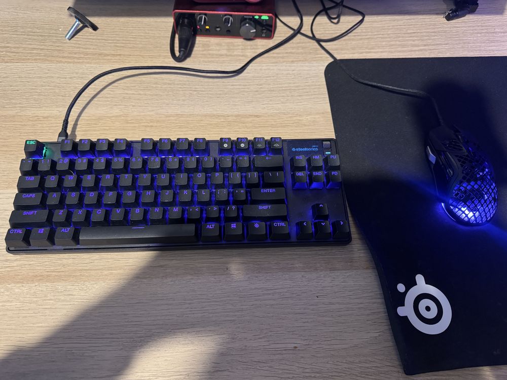 komputer gamingowy 2 monitory klawiatura myszka mikrofon studyjny