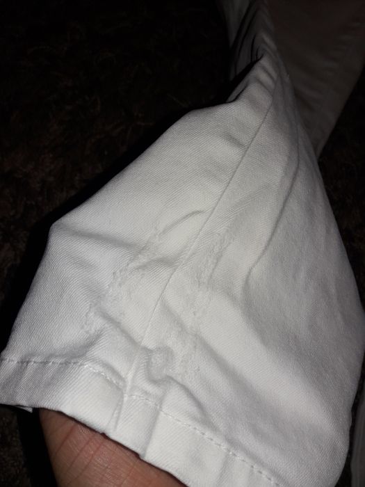 Białe jeansy z dziurami