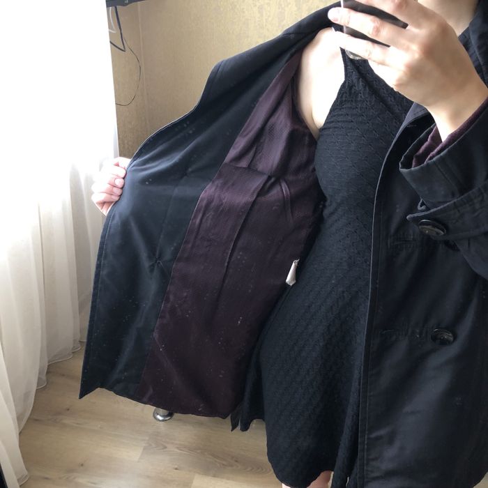 Ідеальний чорний плащ на осінь