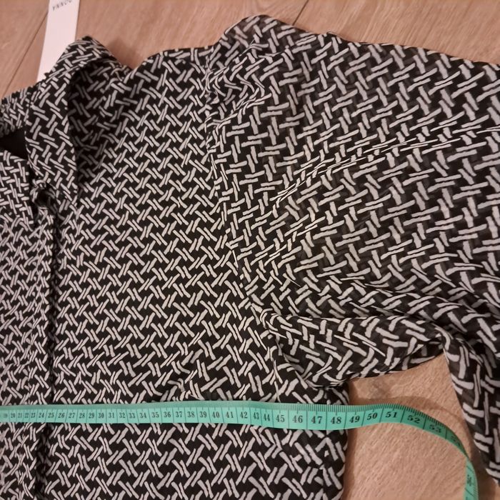 Zwiewna jesienna wzorzysta sukienka koszulowa