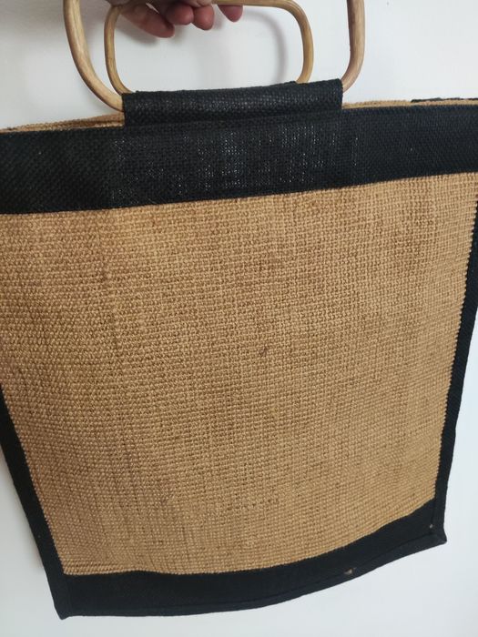 Kurowa torba z drewnianymi rączkami