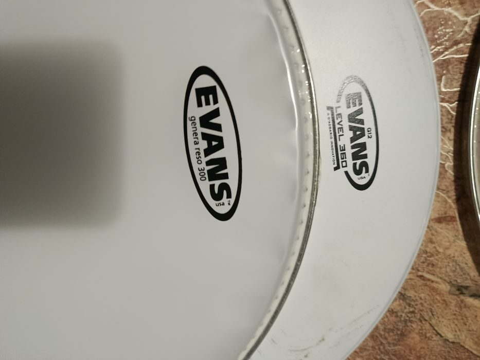 Продам пластік EVANS 14" пара