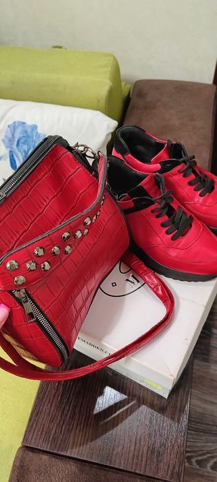 Продам шкіряні кросівки 36 Р.Сумка в подарунок!