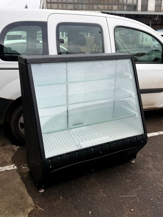 Продам Холодильну Вітрину Умка