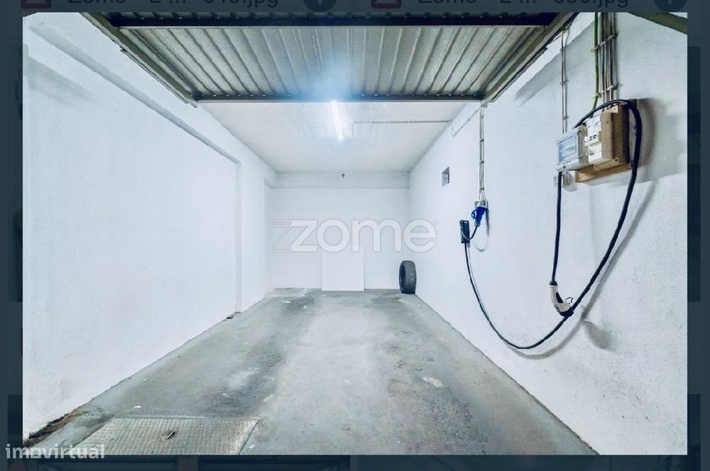 Garagem Fechada com Carregador Elétrico