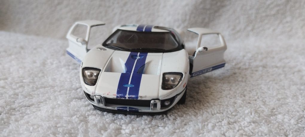 Kinsfunn Ford GT 2006 w skali 1/36