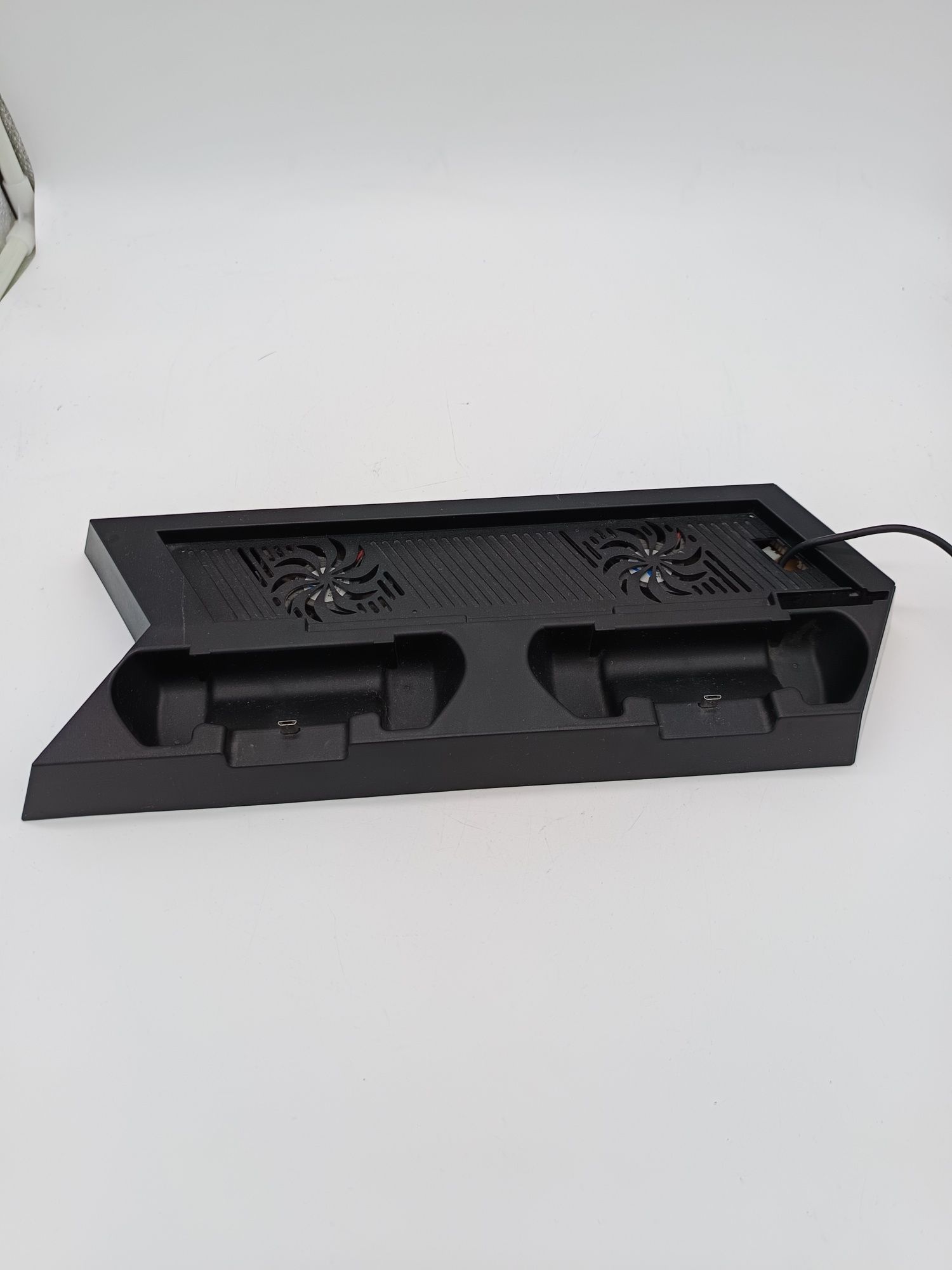 Konsola PlayStation 4 + 2 gry + podstawka + pad okablowanie