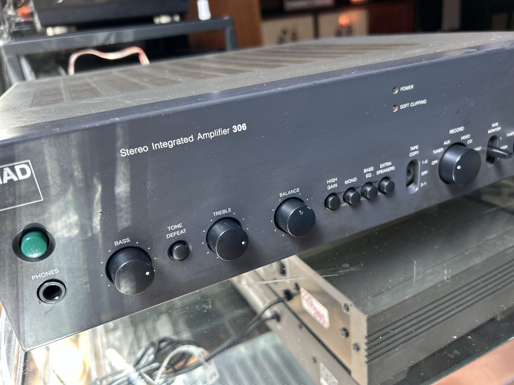 Amplificador NAD 306.