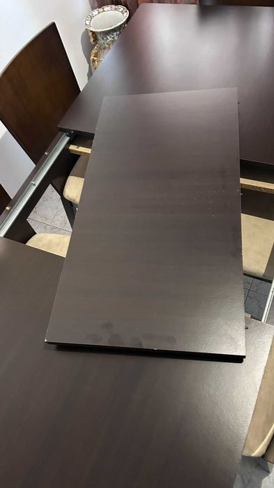 Mesa e cadeiras de jantar