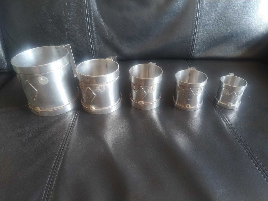 Antigo conjunto medidas de taberna, mercearia, em inox, com aferição