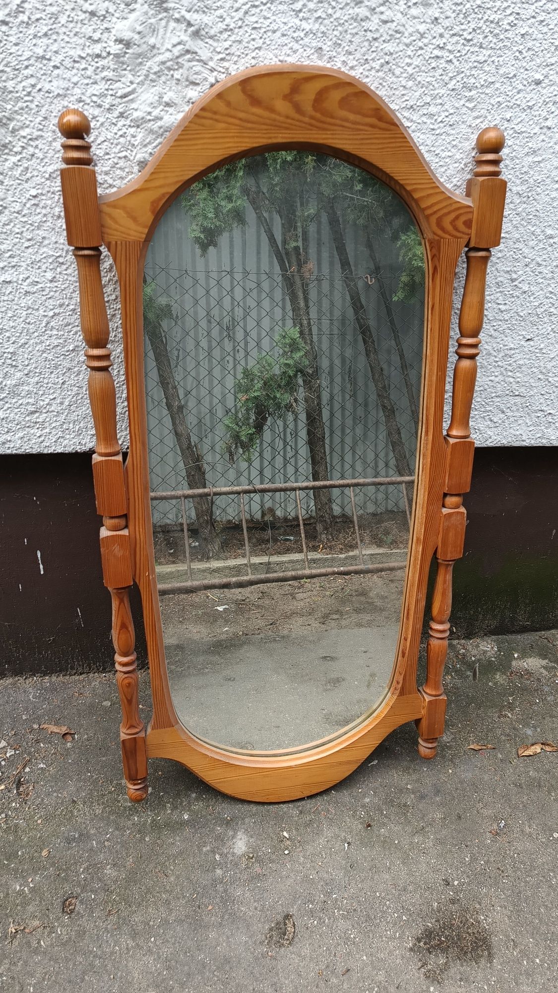 Stare duże lustro w drewnianej ramie