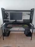 Secretaria Gaming, preta, modelo Fredde com apoio para monitor.